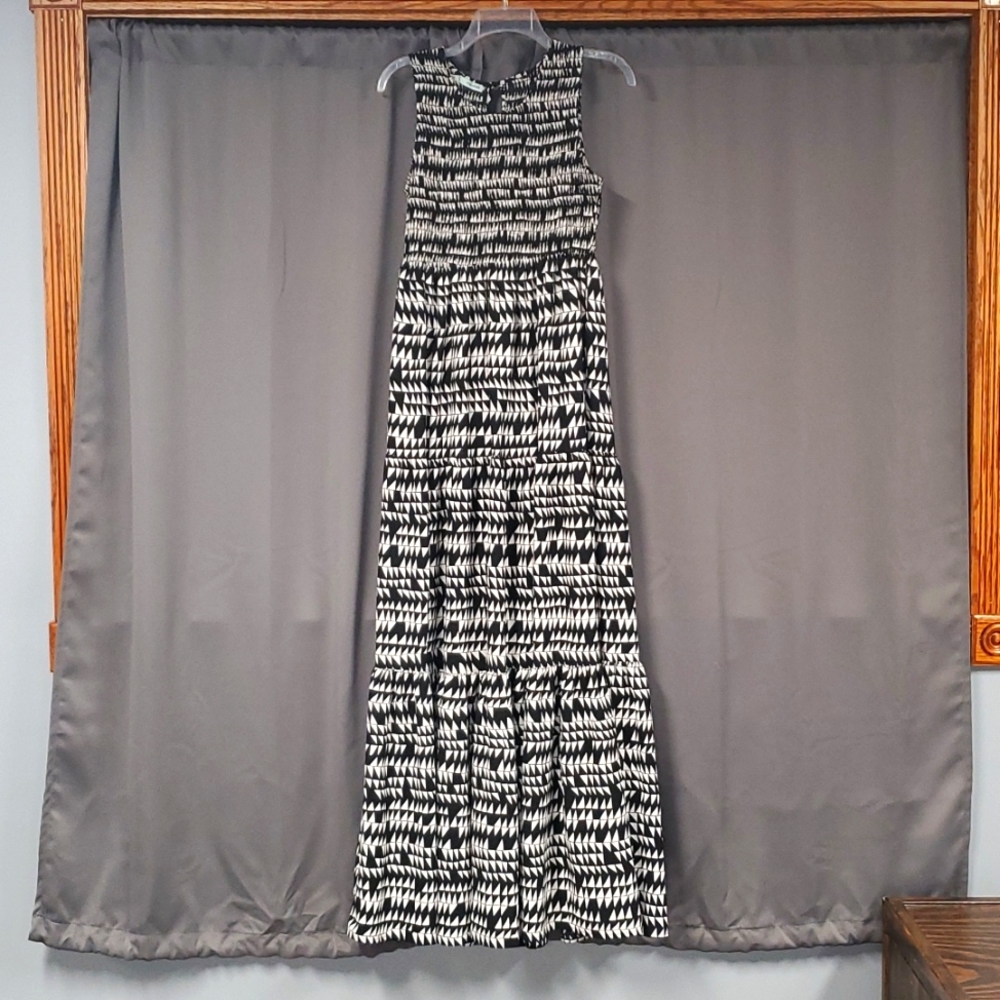 MAURICES MEDIUM BLACK AND WHITE MAXI DRESS